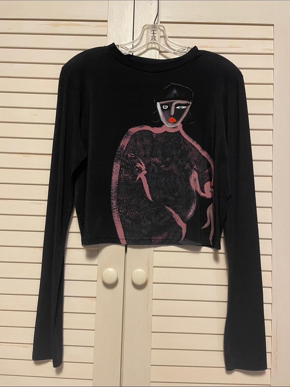 The Kit Black Long-Sleeve Graphic Crop Top - Artist Face Print